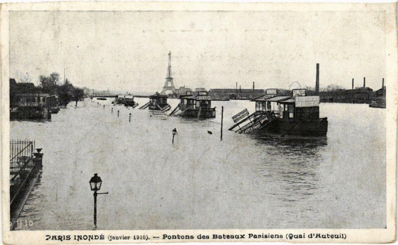 Carte postale ancienne Paris Inondé (janvier 1910) - Pontons des Bateaux Parisiens (Quai d'Auteuil) à Paris 16e