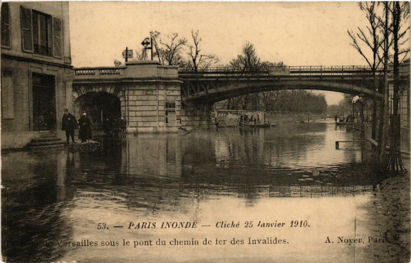 Carte postale ancienne Paris Inondé - Avenue de Versailles sous le pont du chemin de fer des Invalides à Paris 16e