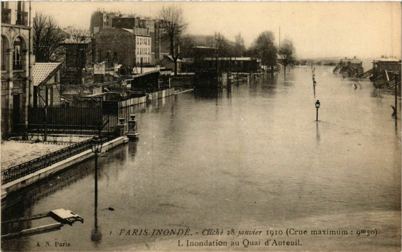 Carte postale ancienne Paris inondé - Cliché du 28 Janvier 1910 - L'Inondation au Quai d'Auteuil à Paris 16e