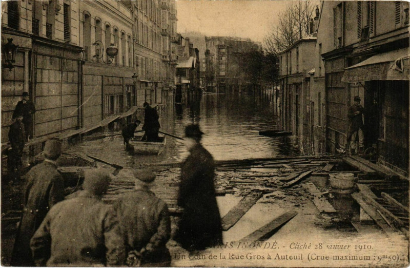 Carte postale ancienne Paris inondé - Cliché 28 Janvier 1910 - Un Coin de la Rue Gros à Auteuil à Paris 16e