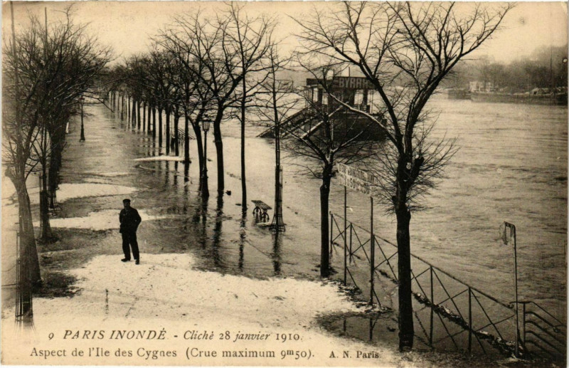 Carte postale ancienne Paris Inondé - Cliché 28 Janvier 1910 - Aspect de l'Ile des Cygnes à Paris 15e