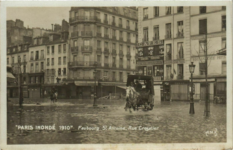 Carte postale ancienne Paris inondé 1910 6 Faubourg Saint-Antoine, Rue Crozatier à Paris 12e