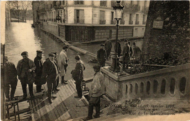 Carte postale ancienne Paris inondé - Cliché 29 Janvier 1910 - Rue de la Manutention à Paris 16e