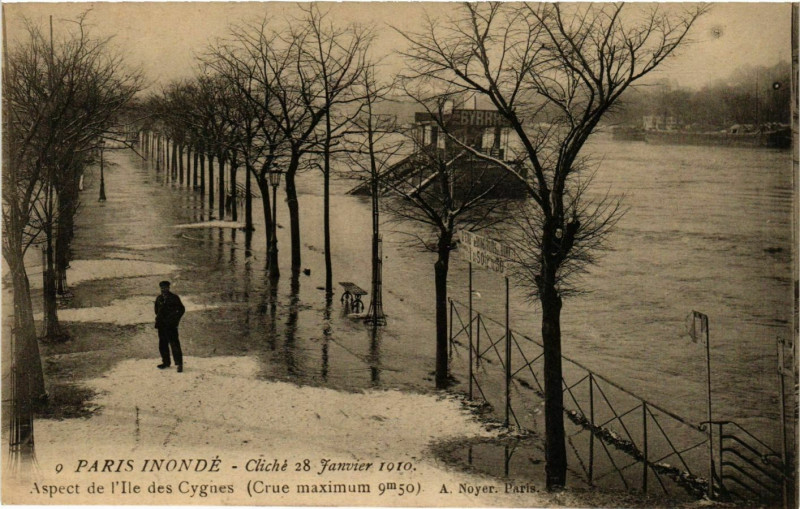 Carte postale ancienne Paris Inondé - Cliché 28 Janvier 1910 - Aspect de l'Ile des Cygnes à Paris 15e