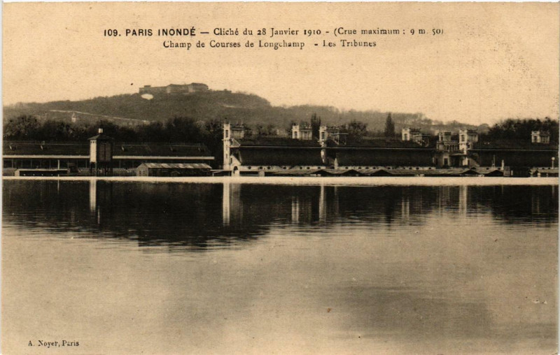 Carte postale ancienne Paris Inondé - Champ de Courses de Longchamp - les Tribunes à Paris 16e