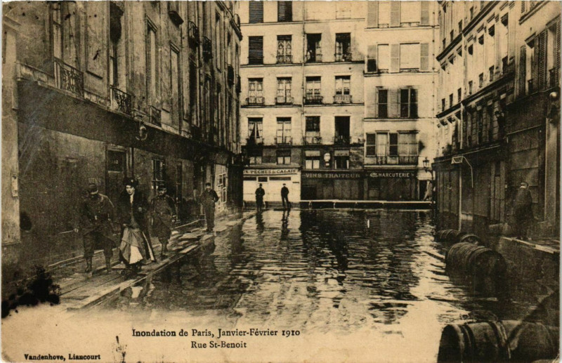 Carte postale ancienne Paris Inondations de Paris 1910 Rue Saint-Benoit à Paris