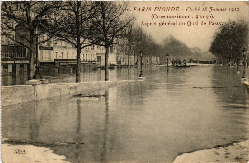 Carte postale ancienne Paris inondé - Cliché 28 janvier 1910 - Aspect général du Quai de Passy à Paris 16e