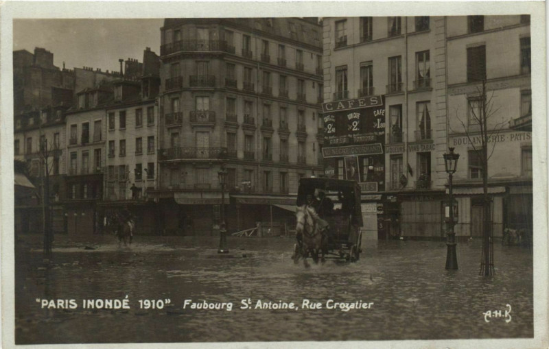 Carte postale ancienne Paris inondé 1910 6 Faubourg Saint-Antoine, Rue Crozatier à Paris 12e