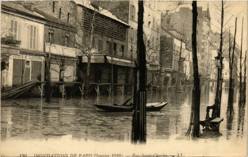 Carte postale ancienne Inondations de Paris (Janvier 1910) - Rue Saint-Charles à Paris 15e