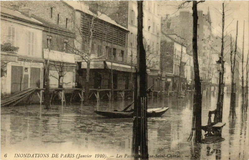 Carte postale ancienne Inondations de Paris (Janvier 1910) - Les Passerelles Rue Saint-Charles à Paris 15e