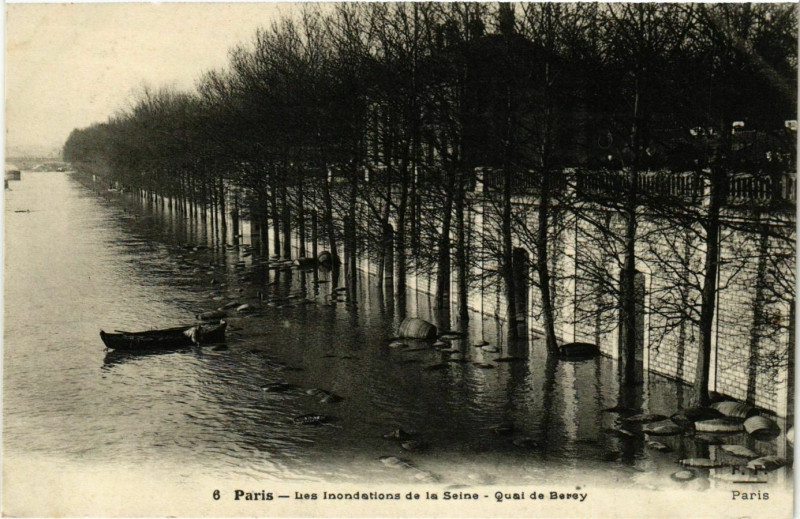 Carte postale ancienne Les inondations de la Seine - Quai de Bercy à Paris 12e
