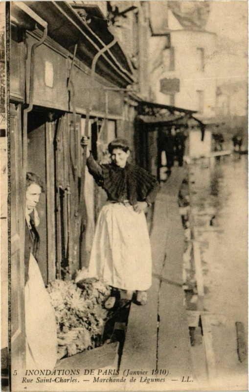 Carte postale ancienne Inondations de Paris (Janvier 1910) - Rue Saint-Charles - Marchande de Légumes à Paris 15e
