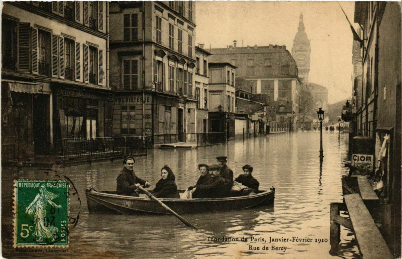 Carte postale ancienne Inondation de Paris, Janvier-Février 1910 - Rue de Bercy à Paris 12e