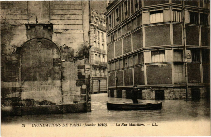 Carte postale ancienne La Rue Massillon à Paris 4e
