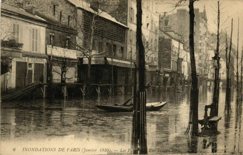Carte postale ancienne Inondations de Paris (Janvier 1910) - Les Passerelles Rue Saint-Charles à Paris 15e