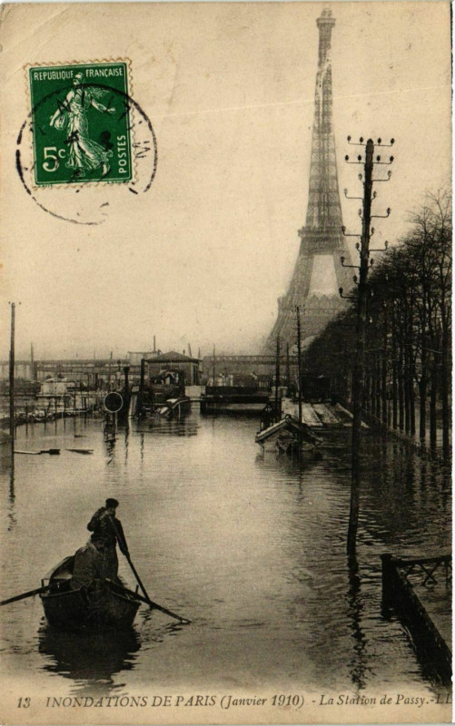 Carte postale ancienne Inondations de Paris (Janvier 1910) - La Station de Passy à Paris 15e