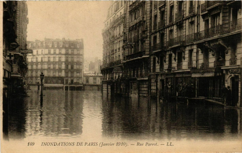 Carte postale ancienne Inondations de Paris (Janvier 1910) - Rue Parrot à Paris 12e