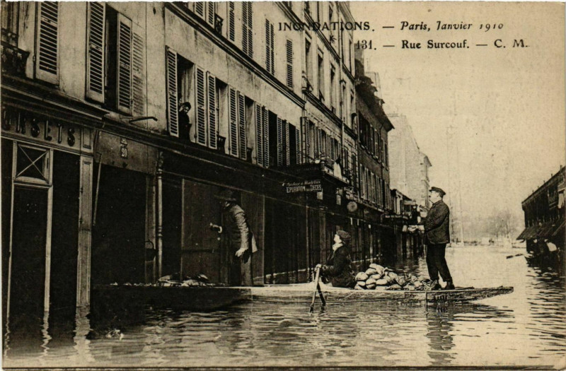 Carte postale ancienne Paris 7e - Inondations - Rue Surcouf  à Paris
