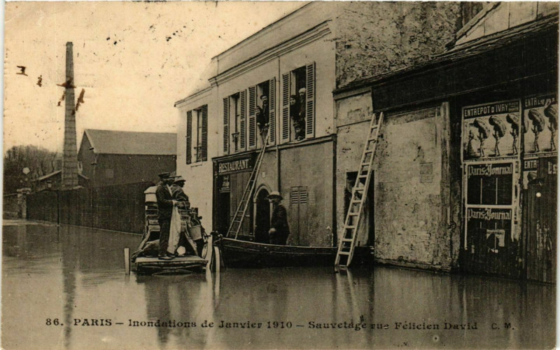 Carte postale ancienne Inondations de Janvier 1910 - Sauvetage rue Félicien David à Paris 16e