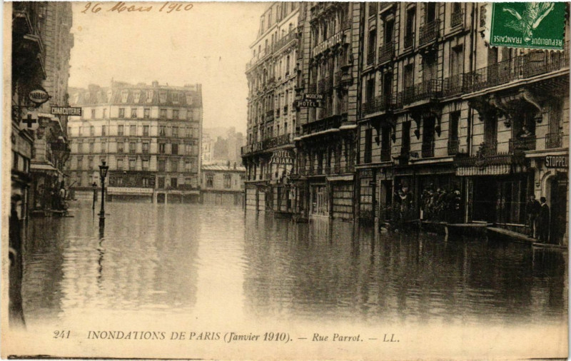 Carte postale ancienne Inondations de Paris (Janvier 1910) - Rue Parrot à Paris 12e