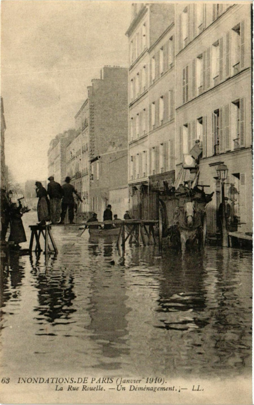 Carte postale ancienne Inondations de Paris (Janvier 1910) - La Rue Rouelle - Un Déménagement à Paris 15e