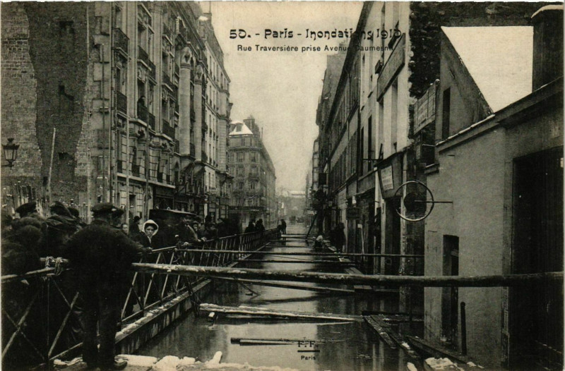Carte postale ancienne Inondations 1910 - Rue Traversière prise Avenue Daumesnil à Paris 12e