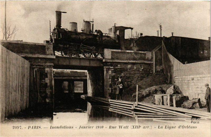 Carte postale ancienne Inondations - Janvier 1910 - Rue Watt - La Ligne d'Orléans à Paris 13e