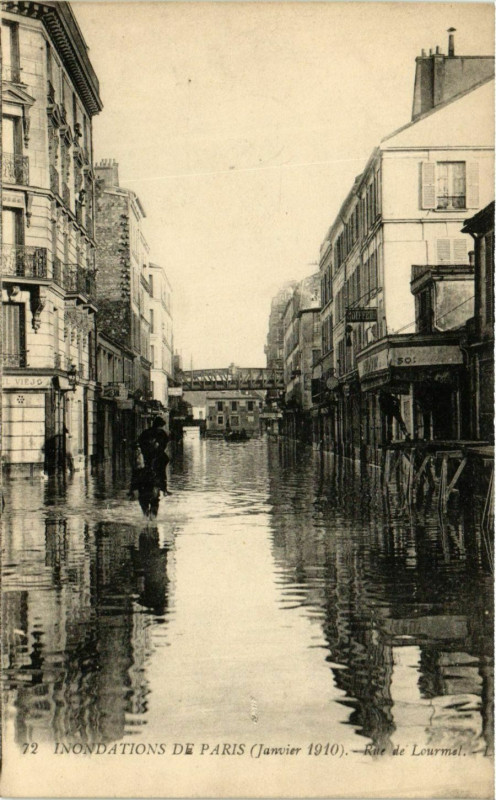 Carte postale ancienne Inondations de Paris (Janvier 1910) - Rue de Lourmel à Paris 15e
