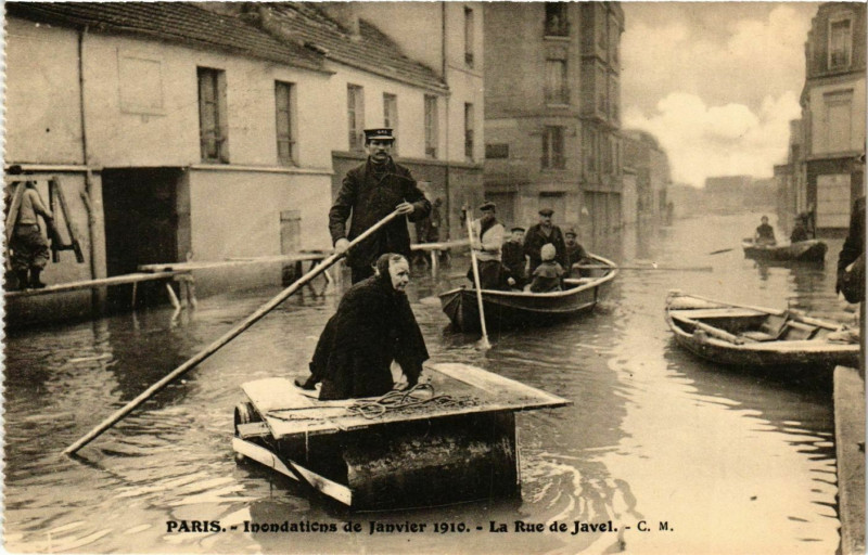Carte postale ancienne Inondations de Janvier 1910 - La rue de Javel à Paris 15e