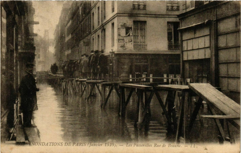 Carte postale ancienne Paris Inondations 1910 Rue de Beaune Passerelle à Paris