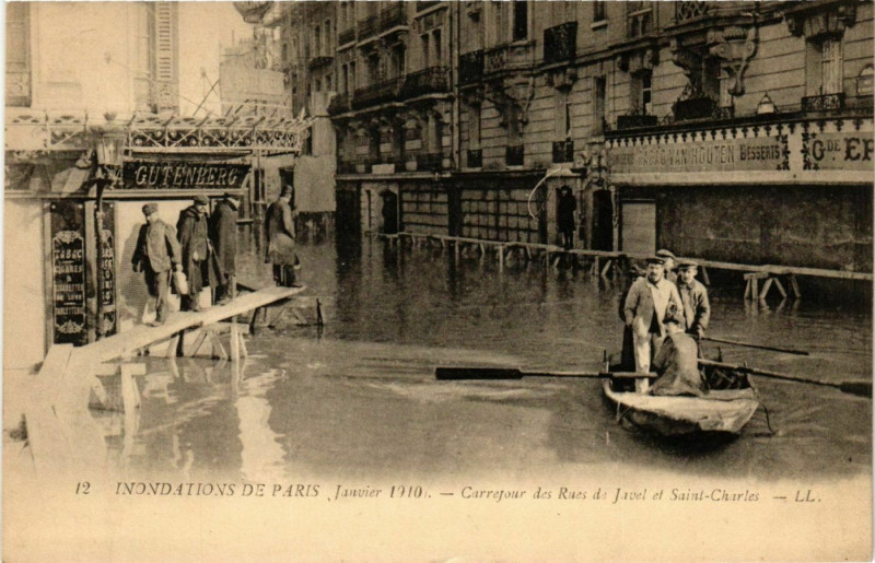 Carte postale ancienne Inondations de Paris Janvier 1910 - Carrefour des Rues de Javel et Saint-Charles à Paris 15e