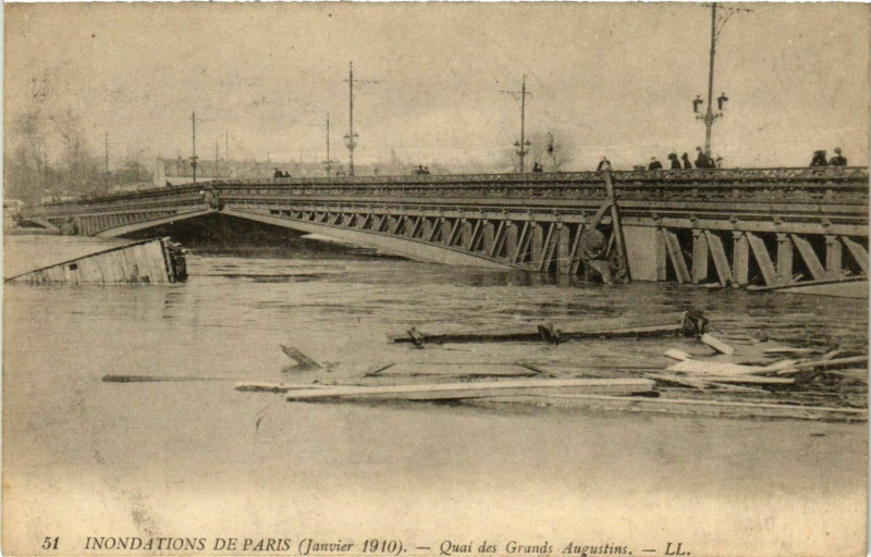 Carte postale ancienne Inondations de Paris (Janvier 1910) - Quai des Grands Augustins à Paris 15e