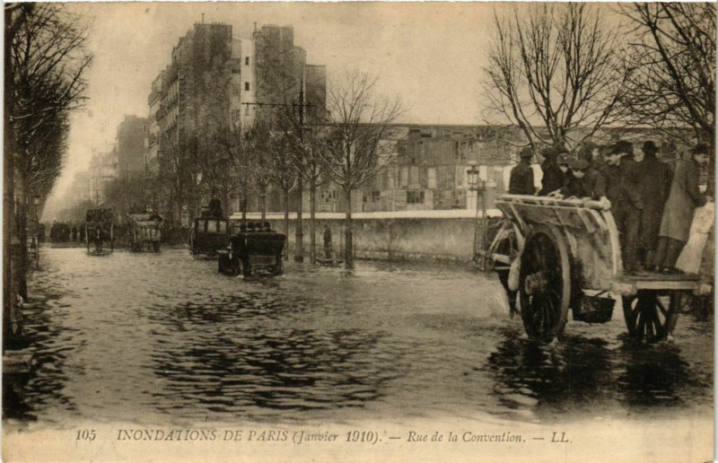 Carte postale ancienne Inondation de Paris (Janvier 1910) - Rue de la Convention à Paris 15e