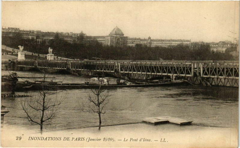 Carte postale ancienne Inondations de Paris (Janvier 1910) - Le Pont d'Iéna à Paris 7e