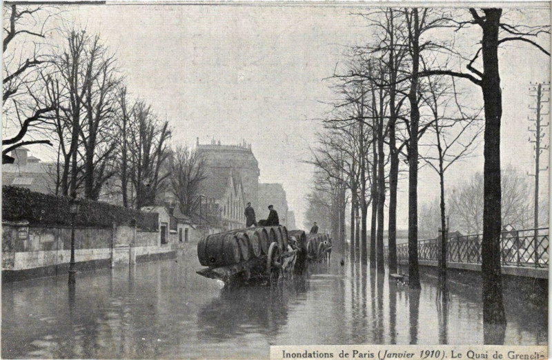 Carte postale ancienne Inondations de Paris (Janvier 1910) - Le Quai de Grenelle à Paris 15e