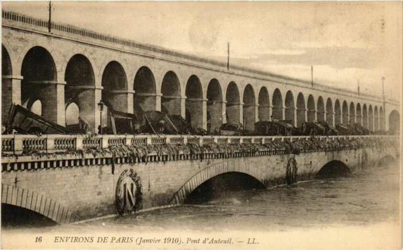 Carte postale ancienne Inondations de Paris - Le Viaduc d'Auteuil à Paris 16e