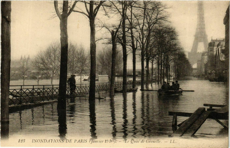 Carte postale ancienne Inondations de Paris (Janvier 1910) - Le Quai de Grenelle à Paris 15e
