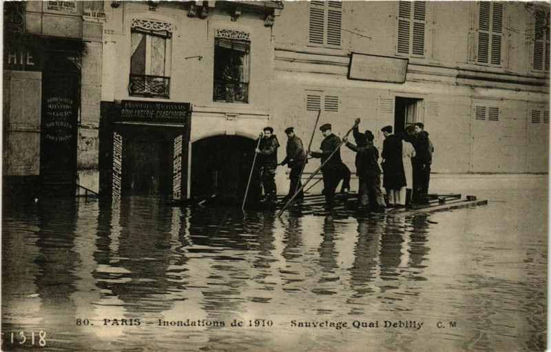 Carte postale ancienne Inondations de 1910 - Sauvetage Quai Debilly à Paris 16e