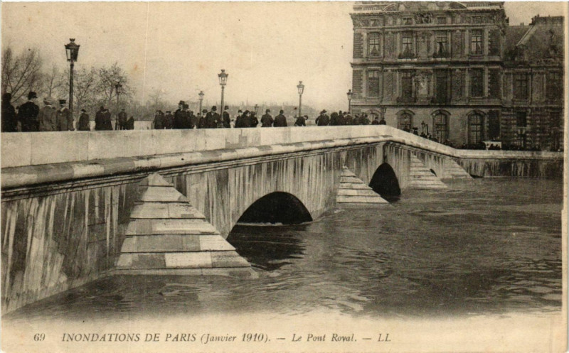 Carte postale ancienne Inondations de Paris - Le Pont Royal à Paris 7e