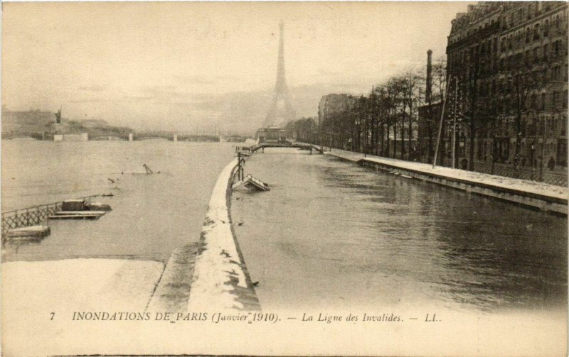 Carte postale ancienne Inondations de Paris (Janvier 1910) - La Ligne des Invalides à Paris 15e