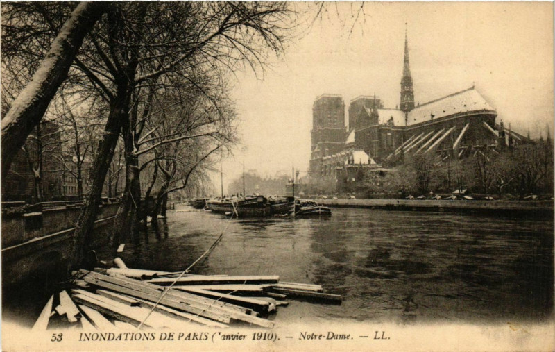 Carte postale ancienne Paris Inondations 1910 N - D à Paris