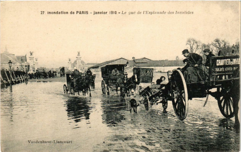 Carte postale ancienne Inondation de Paris 1910. 27 Le gue de l'Esplanade des Invalides à Paris