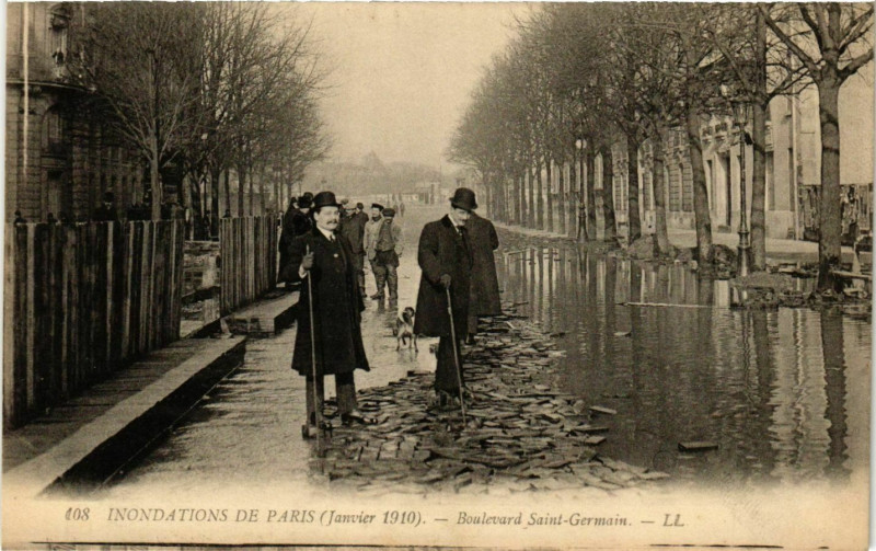 Carte postale ancienne Paris Inondations 1910 Bd Saint-Germain à Paris