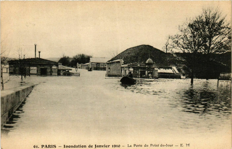 Carte postale ancienne Inondation de Janvier 1910 - La Porte du Point du-Jour à Paris 16e