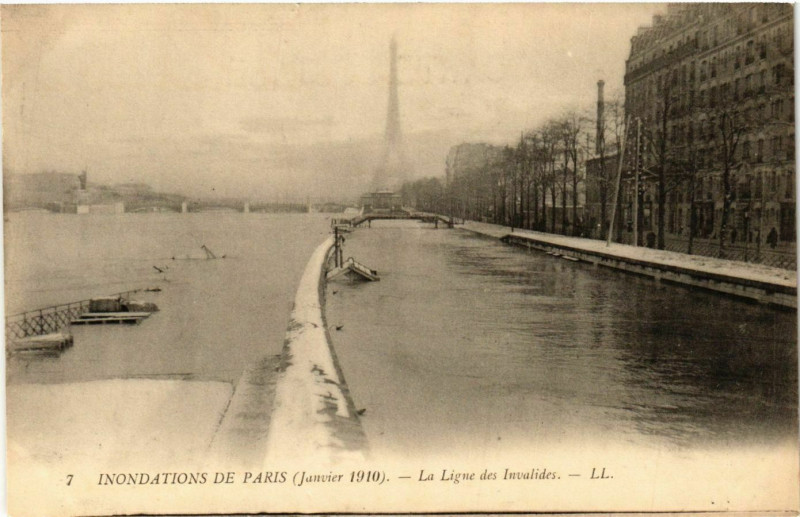 Carte postale ancienne Inondations de Paris (Janvier 1910) - La Ligne des Invalides à Paris 15e
