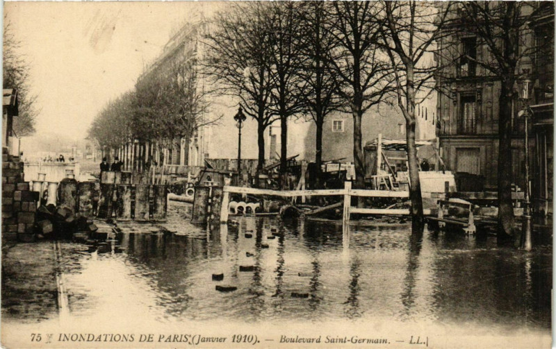 Carte postale ancienne Paris Inondations 1910 Boulevard Saint-Germain à Paris