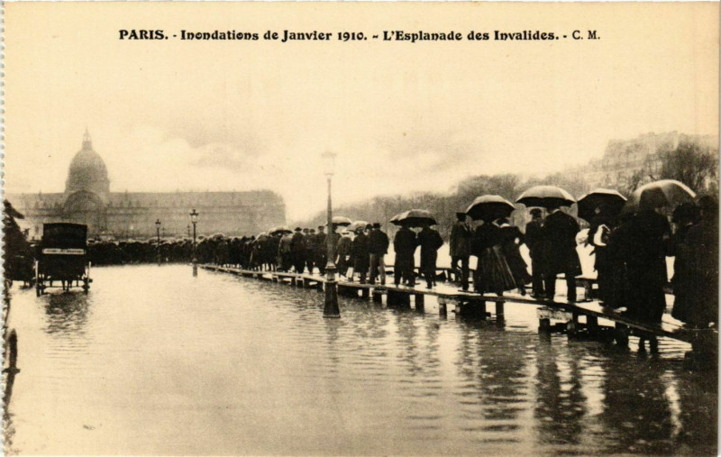 Carte postale ancienne Paris Inondations 1910 Esplanade des Invalides à Paris