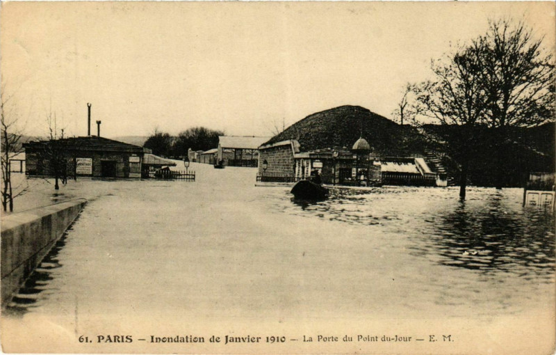 Carte postale ancienne Inondation de Janvier 1910 - La Porte du Point du-Jour à Paris 16e