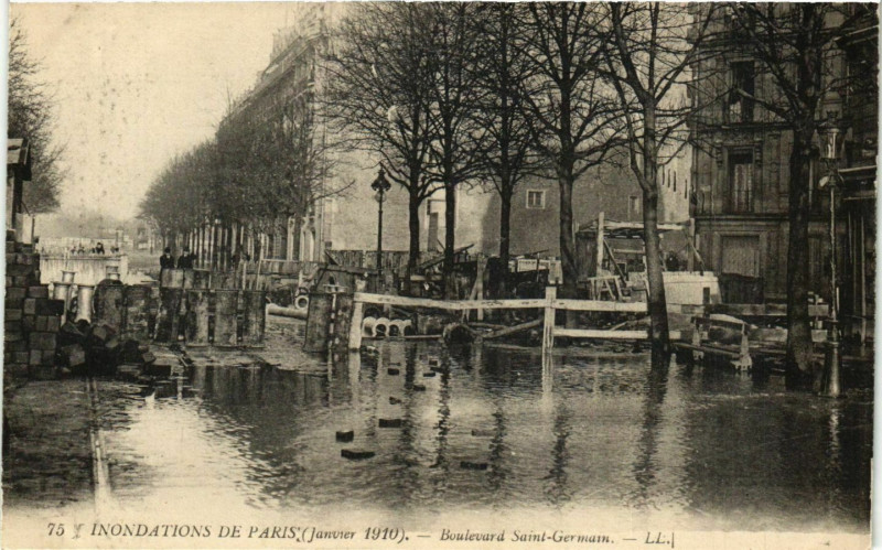 Carte postale ancienne Paris Inondations 1910 Bd Saint-Germain à Paris