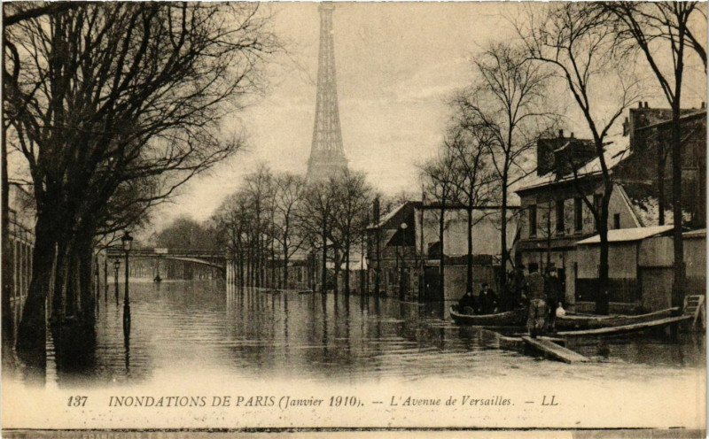 Carte postale ancienne Inondations de Paris (Janvier 1910). - L'Avenue de Versailles à Paris 16e